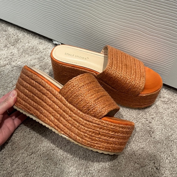 Platform - Picture 1 of 1